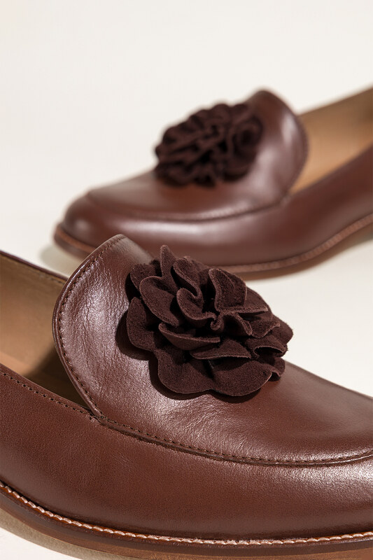 Brązowe mokasyny skórzane damskie półbuty płaskie z ozdobnym kwiatem na cholewce PRODUKT POLSKI Casu 8105