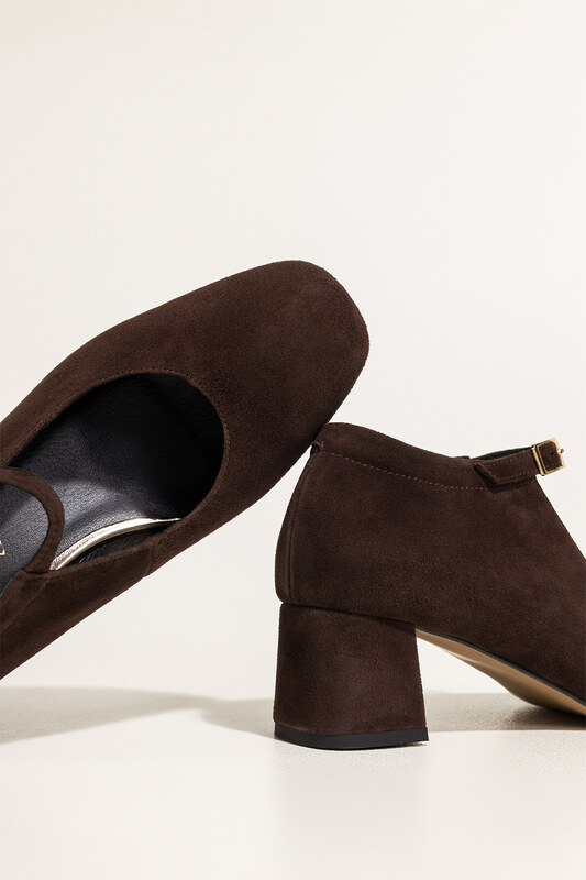 Czekoladowe czółenka skórzane damskie Mary Jane z paskiem na szerokim słupku PRODUKT POLSKI Casu 7063-648