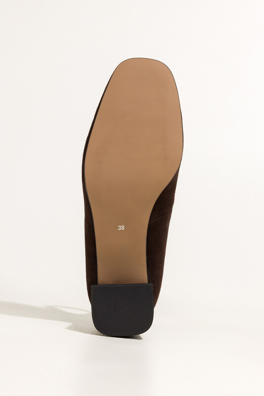 Czekoladowe czółenka skórzane damskie Mary Jane z paskiem na szerokim słupku PRODUKT POLSKI Casu 7063-648