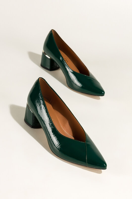 Zielone czółenka skórzane damskie lakierowane na szerokim ozdobnym obcasie PRODUKT POLSKI Casu 7979-371