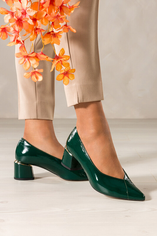 Zielone czółenka skórzane damskie lakierowane na szerokim ozdobnym obcasie PRODUKT POLSKI Casu 7979-371