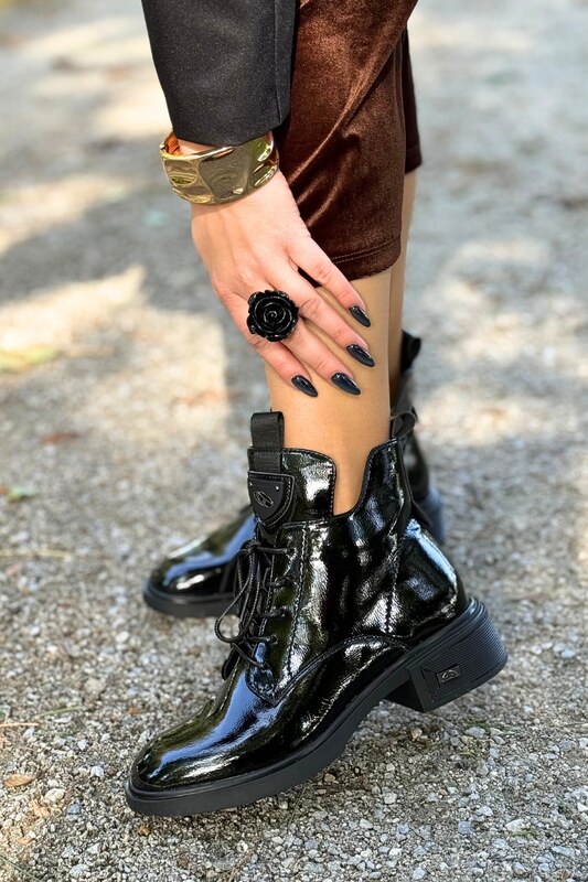 Vinceza Lakierowane botki damskie skórzane czarne z zamkiem i sznurówką