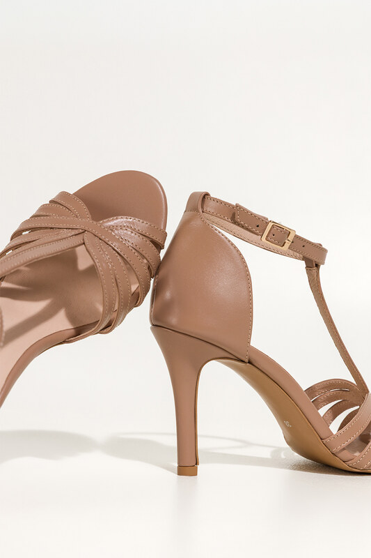 Beżowe sandały skórzane damskie szpilki t-bar z zakrytą piętą PRODUKT POLSKI Casu 7118-794