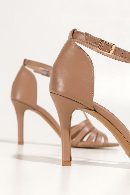 Beżowe sandały skórzane damskie szpilki t-bar z zakrytą piętą PRODUKT POLSKI Casu 7118-794