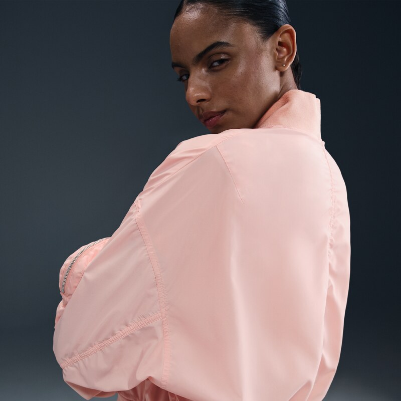 Damska oversizowa piłkarska kurtka typu bomberka Nike FFF Essential - Różowy