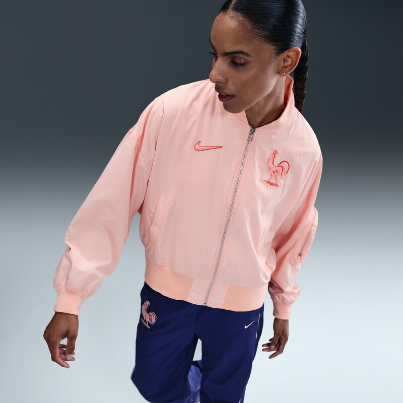 Damska oversizowa piłkarska kurtka typu bomberka Nike FFF Essential - Różowy