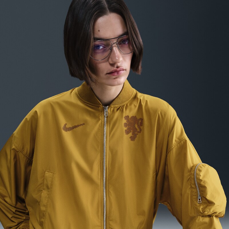 Damska oversizowa piłkarska kurtka typu bomberka Nike Holandia Essential - Brązowy