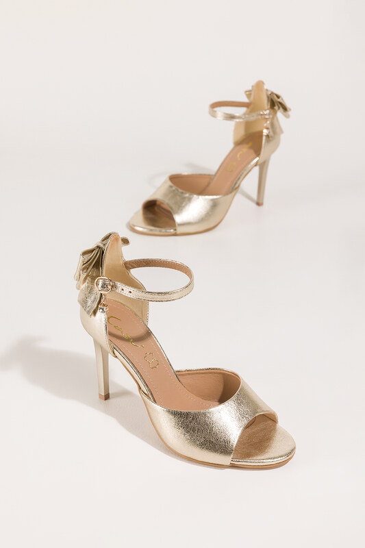 Złote sandały skórzane damskie szpilki z zakrytą piętą pasek wokół kostki ozdoba z kryształkiem kokarda PRODUKT POLSKI Casu 6196