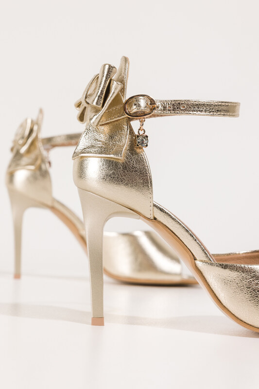 Złote sandały skórzane damskie szpilki z zakrytą piętą pasek wokół kostki ozdoba z kryształkiem kokarda PRODUKT POLSKI Casu 6196