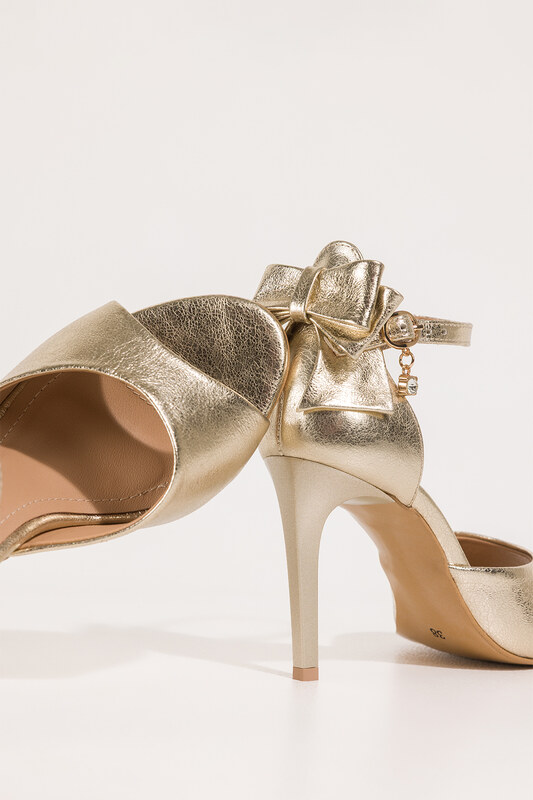 Złote sandały skórzane damskie szpilki z zakrytą piętą pasek wokół kostki ozdoba z kryształkiem kokarda PRODUKT POLSKI Casu 6196