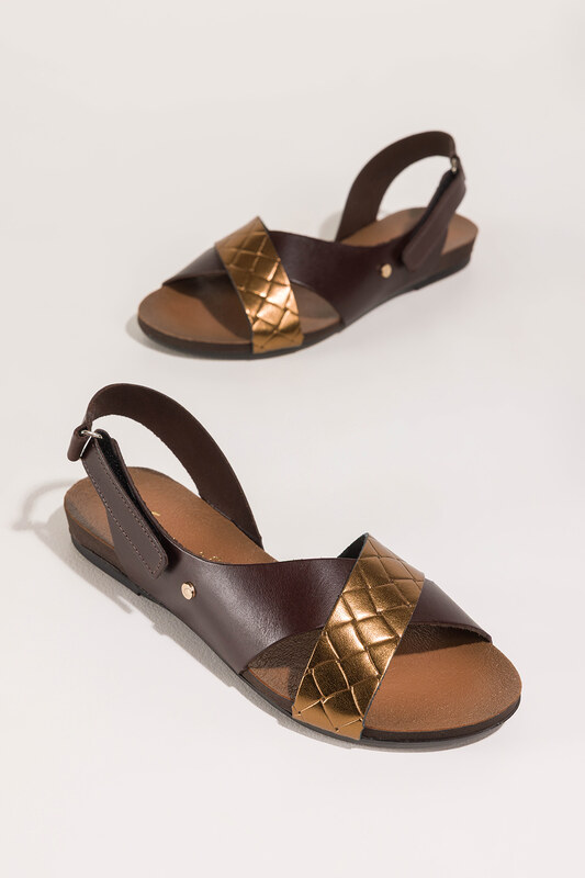 Czekoladowe sandały skórzane damskie na rzep elastyczna płaska podeszwa paski na krzyż z miedzianym wzorem PRODUKT POLSKI Casu 59858