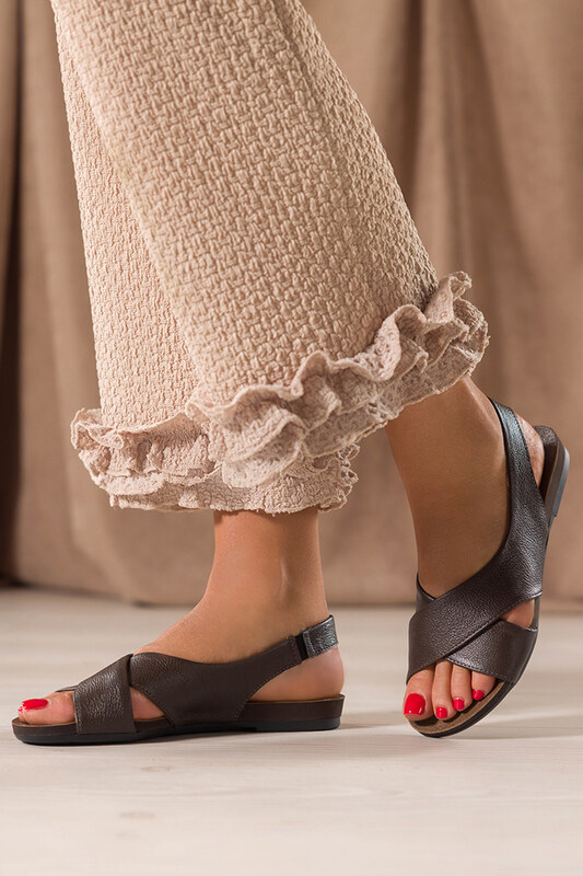 Czekoladowe sandały skórzane damskie z gumką elastyczna płaska podeszwa paski na krzyż PRODUKT POLSKI Casu 59592