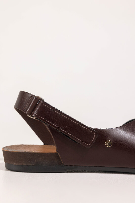 Czekoladowe sandały skórzane damskie na rzep elastyczna płaska podeszwa paski na krzyż z miedzianym wzorem PRODUKT POLSKI Casu 59858