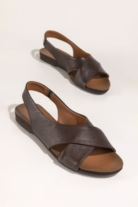 Czekoladowe sandały skórzane damskie z gumką elastyczna płaska podeszwa paski na krzyż PRODUKT POLSKI Casu 59592