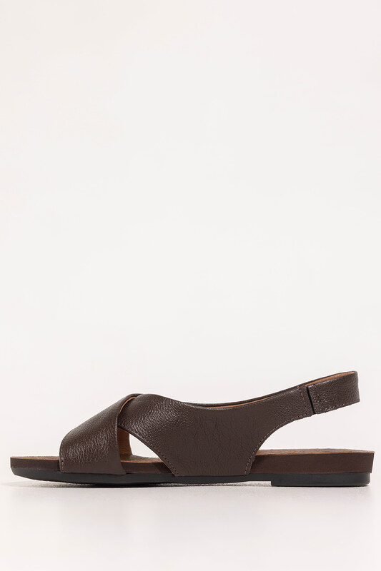 Czekoladowe sandały skórzane damskie z gumką elastyczna płaska podeszwa paski na krzyż PRODUKT POLSKI Casu 59592