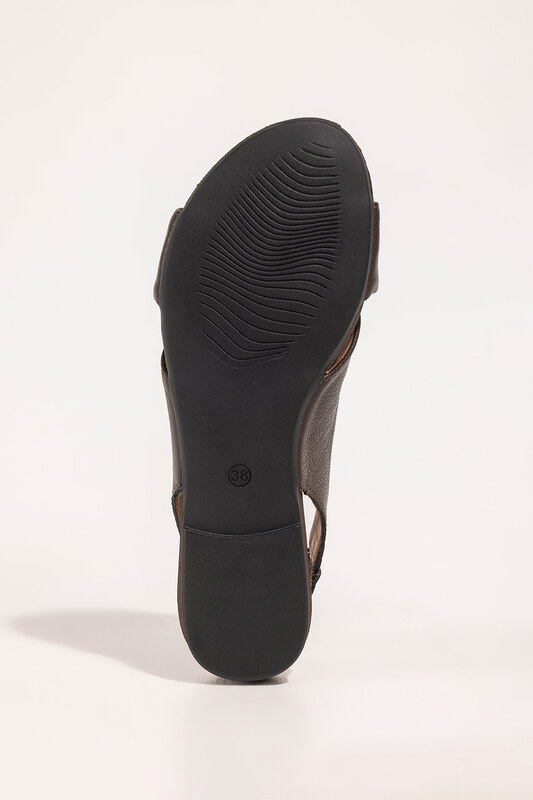 Czekoladowe sandały skórzane damskie z gumką elastyczna płaska podeszwa paski na krzyż PRODUKT POLSKI Casu 59592