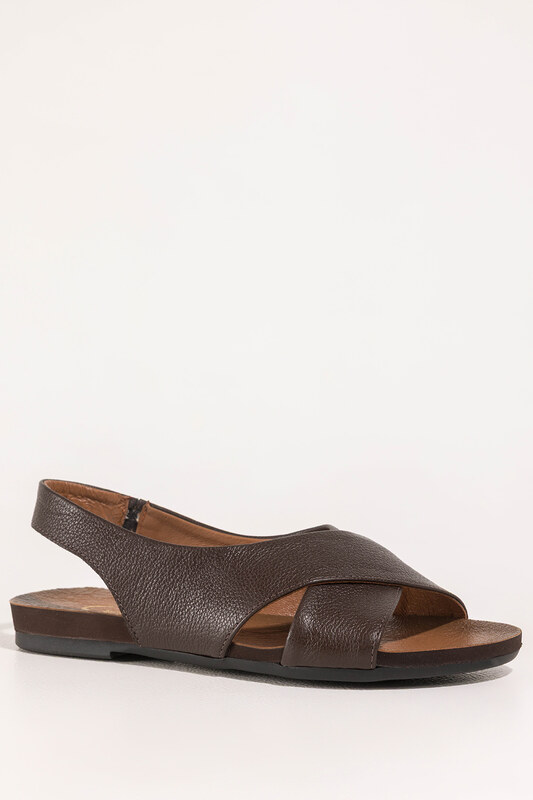 Czekoladowe sandały skórzane damskie z gumką elastyczna płaska podeszwa paski na krzyż PRODUKT POLSKI Casu 59592