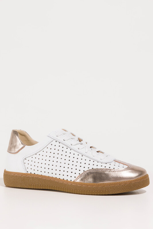 Białe sneakersy skórzane damskie buty sportowe ażurowe na elastycznej płaskiej podeszwie złote wstawki sznurowane PRODUKT POLSKI Casu M8681