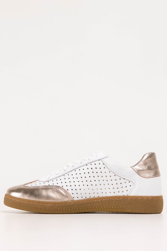 Białe sneakersy skórzane damskie buty sportowe ażurowe na elastycznej płaskiej podeszwie złote wstawki sznurowane PRODUKT POLSKI Casu M8681