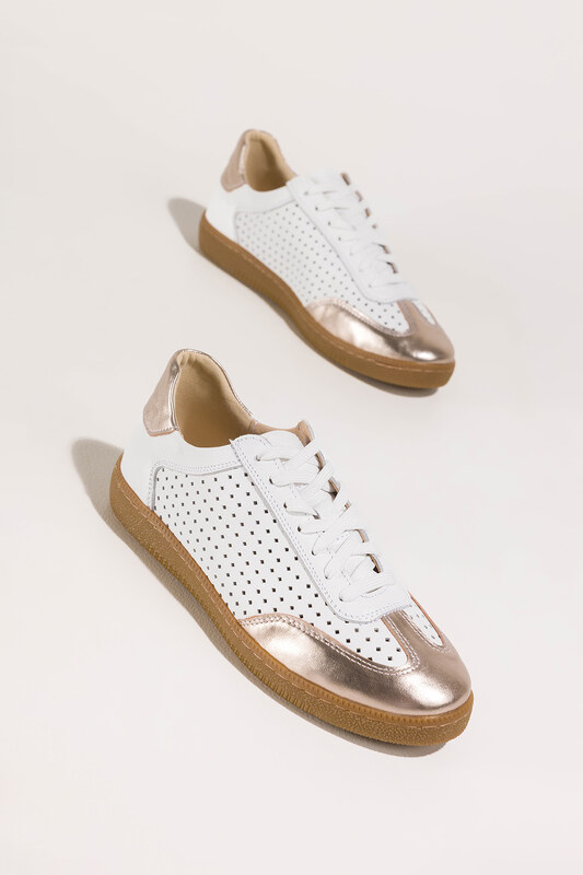 Białe sneakersy skórzane damskie buty sportowe ażurowe na elastycznej płaskiej podeszwie złote wstawki sznurowane PRODUKT POLSKI Casu M8681
