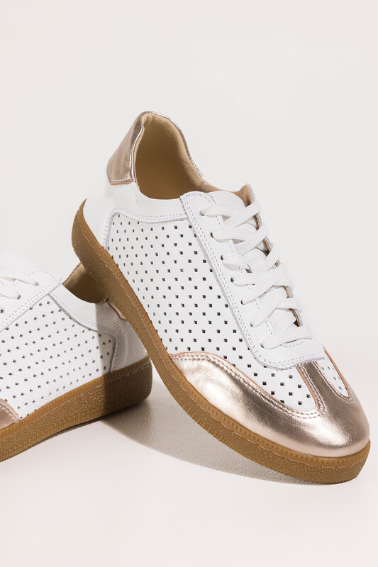 Białe sneakersy skórzane damskie buty sportowe ażurowe na elastycznej płaskiej podeszwie złote wstawki sznurowane PRODUKT POLSKI Casu M8681