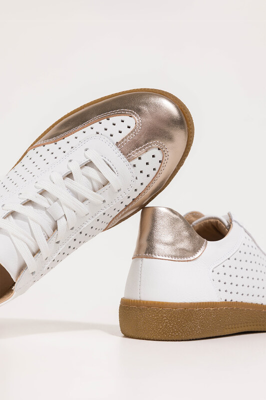 Białe sneakersy skórzane damskie buty sportowe ażurowe na elastycznej płaskiej podeszwie złote wstawki sznurowane PRODUKT POLSKI Casu M8681