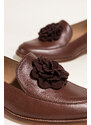 Brązowe mokasyny skórzane damskie półbuty płaskie z ozdobnym kwiatem na cholewce PRODUKT POLSKI Casu 8105