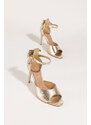 Złote sandały skórzane damskie szpilki z zakrytą piętą pasek wokół kostki ozdoba z kryształkiem kokarda PRODUKT POLSKI Casu 6196