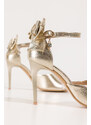 Złote sandały skórzane damskie szpilki z zakrytą piętą pasek wokół kostki ozdoba z kryształkiem kokarda PRODUKT POLSKI Casu 6196
