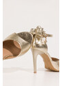 Złote sandały skórzane damskie szpilki z zakrytą piętą pasek wokół kostki ozdoba z kryształkiem kokarda PRODUKT POLSKI Casu 6196