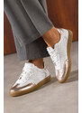 Białe sneakersy skórzane damskie buty sportowe ażurowe na elastycznej płaskiej podeszwie złote wstawki sznurowane PRODUKT POLSKI Casu M8681