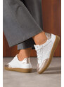 Białe sneakersy skórzane damskie buty sportowe ażurowe na elastycznej płaskiej podeszwie złote wstawki sznurowane PRODUKT POLSKI Casu M8681