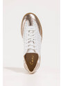 Białe sneakersy skórzane damskie buty sportowe ażurowe na elastycznej płaskiej podeszwie złote wstawki sznurowane PRODUKT POLSKI Casu M8681