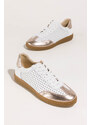 Białe sneakersy skórzane damskie buty sportowe ażurowe na elastycznej płaskiej podeszwie złote wstawki sznurowane PRODUKT POLSKI Casu M8681