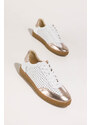 Białe sneakersy skórzane damskie buty sportowe ażurowe na elastycznej płaskiej podeszwie złote wstawki sznurowane PRODUKT POLSKI Casu M8681