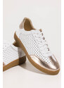 Białe sneakersy skórzane damskie buty sportowe ażurowe na elastycznej płaskiej podeszwie złote wstawki sznurowane PRODUKT POLSKI Casu M8681