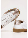 Białe sneakersy skórzane damskie buty sportowe ażurowe na elastycznej płaskiej podeszwie złote wstawki sznurowane PRODUKT POLSKI Casu M8681