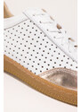 Białe sneakersy skórzane damskie buty sportowe ażurowe na elastycznej płaskiej podeszwie złote wstawki sznurowane PRODUKT POLSKI Casu M8681